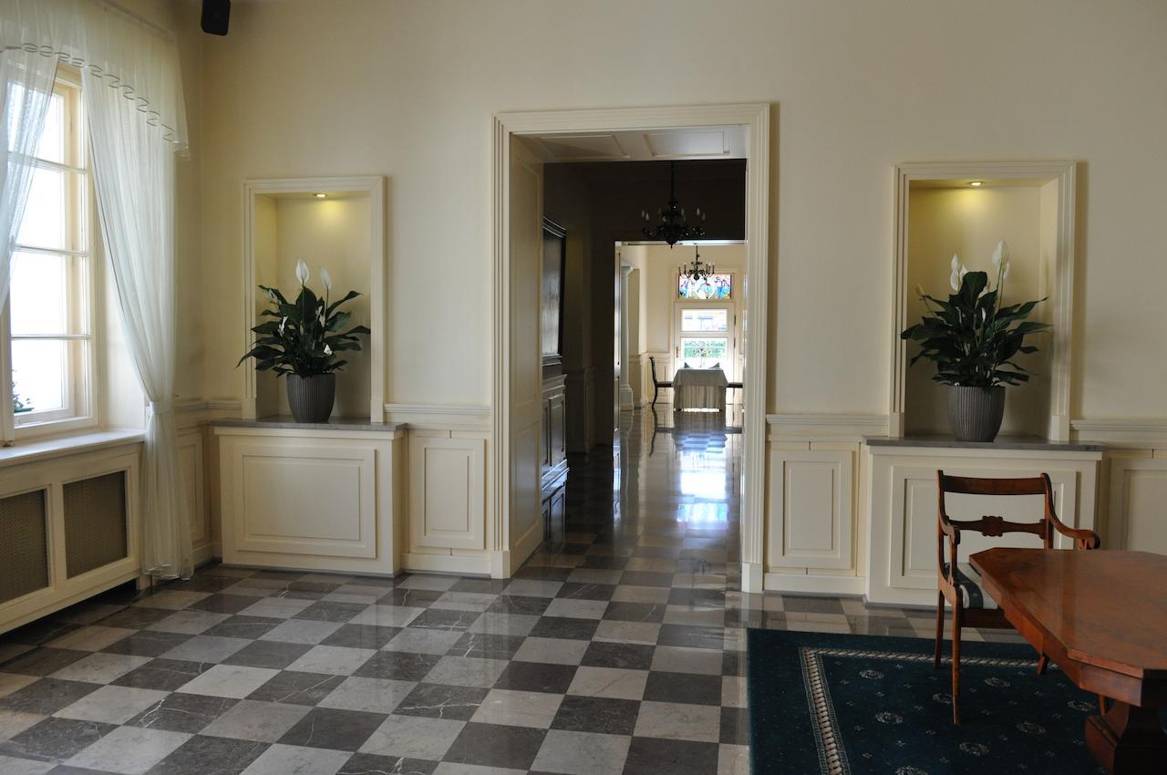Hotel "Zajazd Napoleonski" Варшава Экстерьер фото