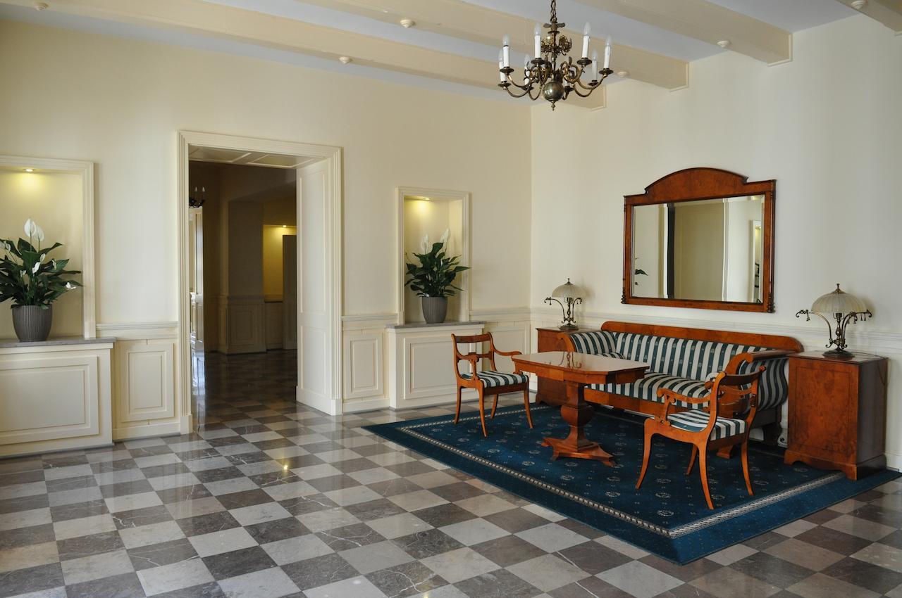 Hotel "Zajazd Napoleonski" Варшава Экстерьер фото