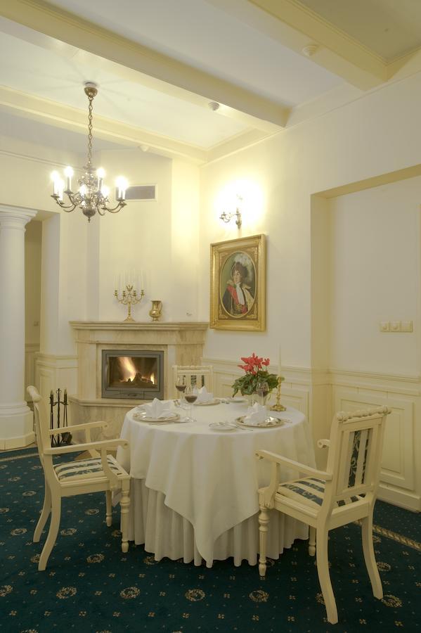 Hotel "Zajazd Napoleonski" Варшава Экстерьер фото