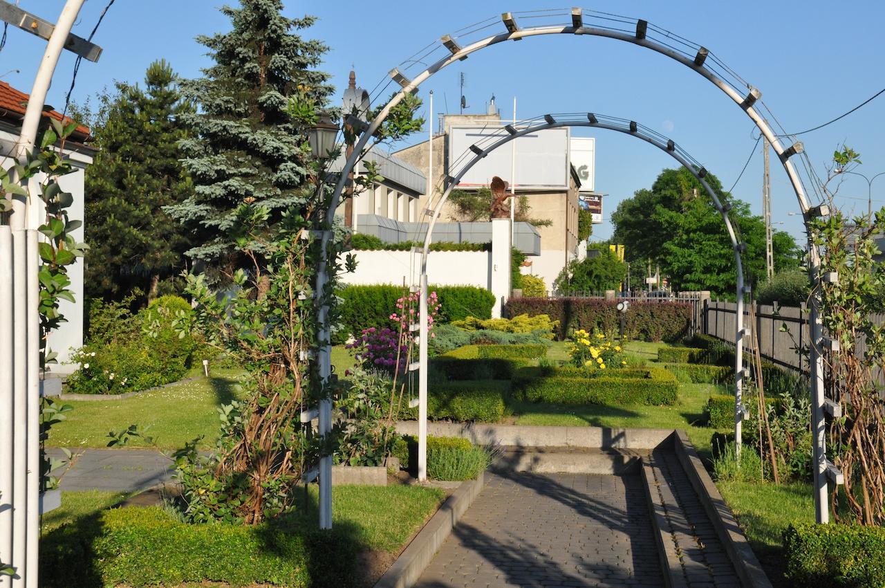 Hotel "Zajazd Napoleonski" Варшава Экстерьер фото
